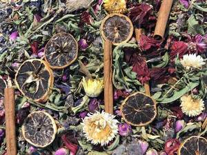 مخلوطی از گیاه دارویی و دمنوش