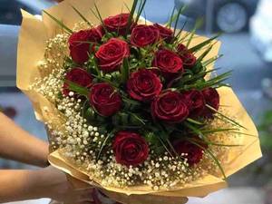 < دسته گل رز قرمز >