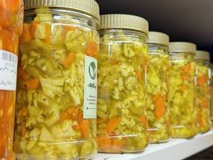 ترشی های خانگی در تی گیلانه