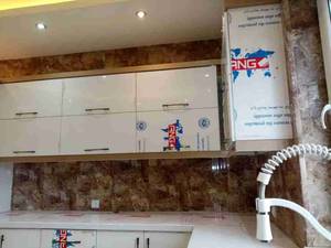 اجرای پانل سنگ مصنوعی بین کابینت