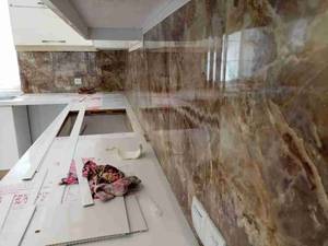 اجرای پانل سنگ مصنوعی بین کابینت