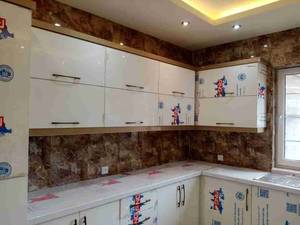 اجرای پانل سنگ مصنوعی بین کابینت