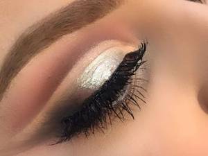 انجام میکاپ  ساده و دخترانه