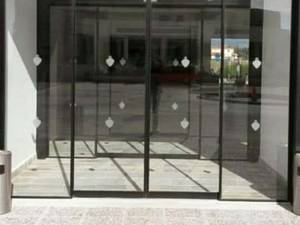 اجرای تخصصی و نصب درب شیشه ای اتوماتیک 