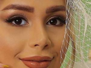 انجام میکاپ صورت عروس