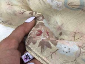 روسری با پس زمینه کرم با گلهای خیلی ملایم در رشت