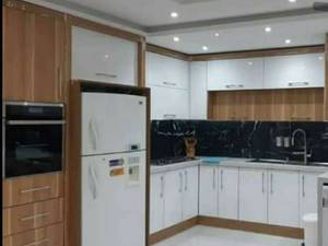 کابینت سفیدبراق وگردویی برجسته شرکت پاک چوب