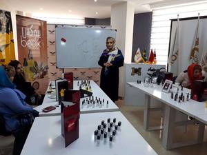 آموزشگاه رنگ و لایت و پوست و کاشت ناخن ومکاپ