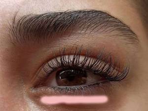 کاشت مژه زیبا و طبیعی  در سالن زیبایی لیلیوم