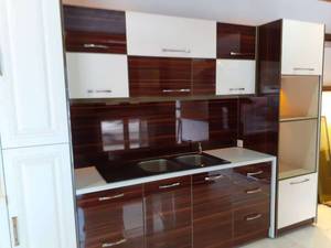 کابینت هایگلاس دورنگ ترکیب آبنوس و کرم براق