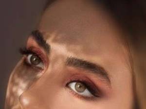 انجام میکاپ  ساده و دخترانه