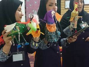 قصه گویی با استفاده از عروسکهای ساخته شده از مواد بازیافتی در مرکز رفاه کودک و خانواده خانه شاد