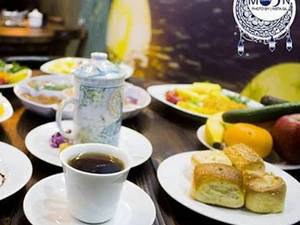 میز رنگی کنار دوستات ، یه محیط آرامش بخش ، حالتو عالی میکنه