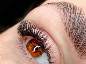 اکستنشن و لیفت مژه در لاهیجان