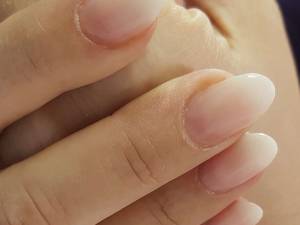 ترمیم کاشت ژل در خدمات ناخن نگار در لاکانی سالن ارانو رشت