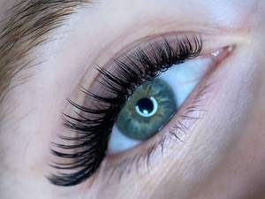 اجرای اکستنشن اسپایکی  مژه در شیراز