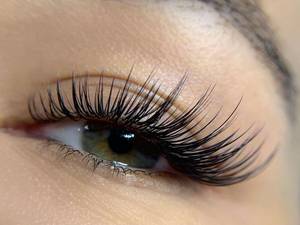 اجرای اکستنشن مژه مدل کایلی در شیراز