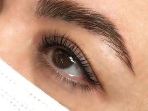 اکستنشن مژه با چسب گیاهی در قائمشهر