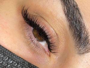 اجرای اکستنشن مژه با بهترین مواد در کرج