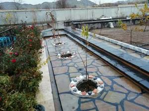 نصب سنگ لاشه کف پله برای محوطه سازی باغ کرج