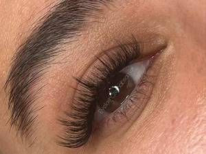 اکستنشن مژه والیوم در سالن باران آقایی