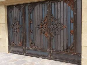 اجرای درب پارکینگ با گل نرده و فرفورژه