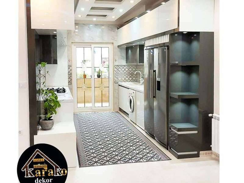 طراحی کابینت هایگلاس سفید براق دو پله