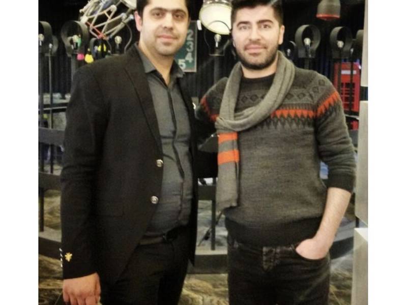 مدیریت مجموعه لبنیات محلی ممتاز کادوس در کنار جناب آقای شاهین رشیدی سرآشپز برتر رستوران شکم الملوک