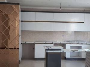 طراحی کابینت آشپزخانه همراه با آیینه کاری