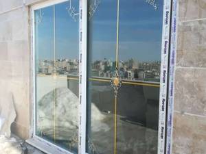 پنجره کشویی  با شیشه دکوراتیو طلایی