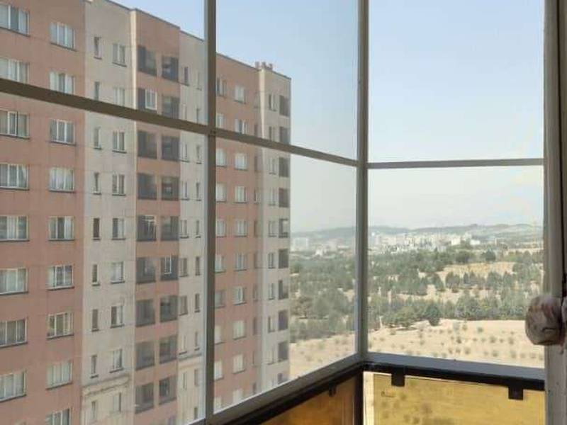 درب وپنجره وتوری جلوی بالکن