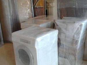 بسته بندی لوازم منزل توسط کارگر حرفه ای