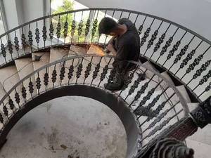 اجرای نرده راه پله با فید نامنظم