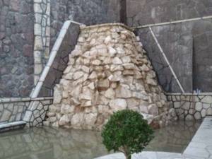 اجرای آبنما با سنگ مالون طبیعی برای محوطه ویلا