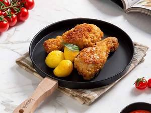 تابه فلزی با دسته چوبی