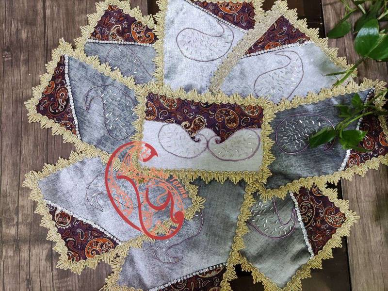 توی سینی پارچه ای طرح ترمه