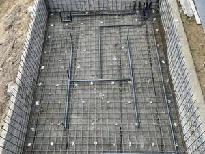 اجرای آرماتور بندی و لوله کشی استخر 