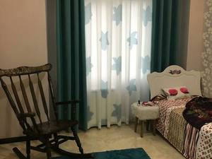 تور اتاق خوابی گلدار بهمراه دکور ساده