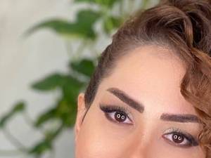 انجام میکاپ و مدل مو 