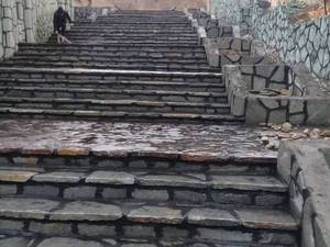اجرا و نصب  سنگ لاشه تخت