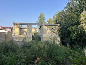 زمین دارای بنای نیمه کاره